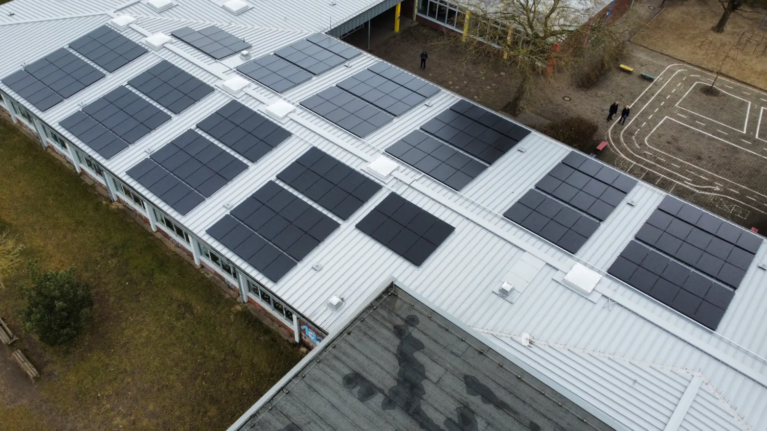 Photovoltaikanlage der Grundschule Ashausen aus der Luft